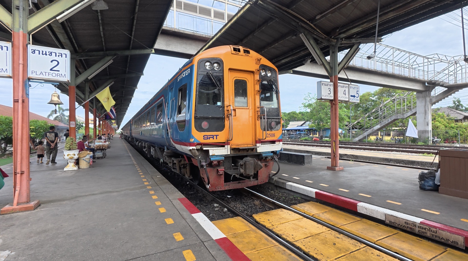 チャチュンサオ駅 列車