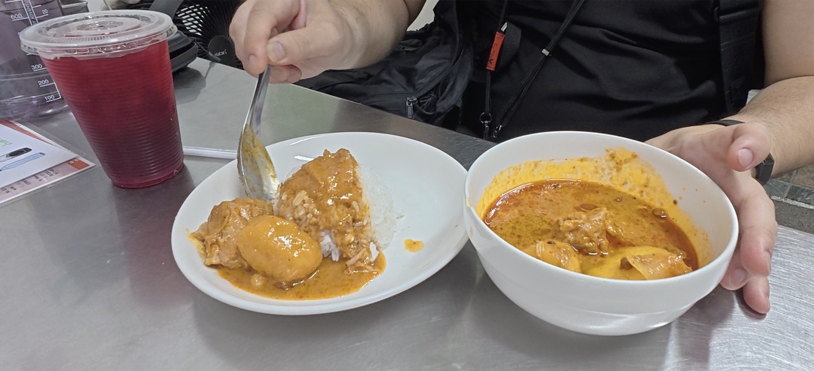 マッサマンカレー 食べているところ