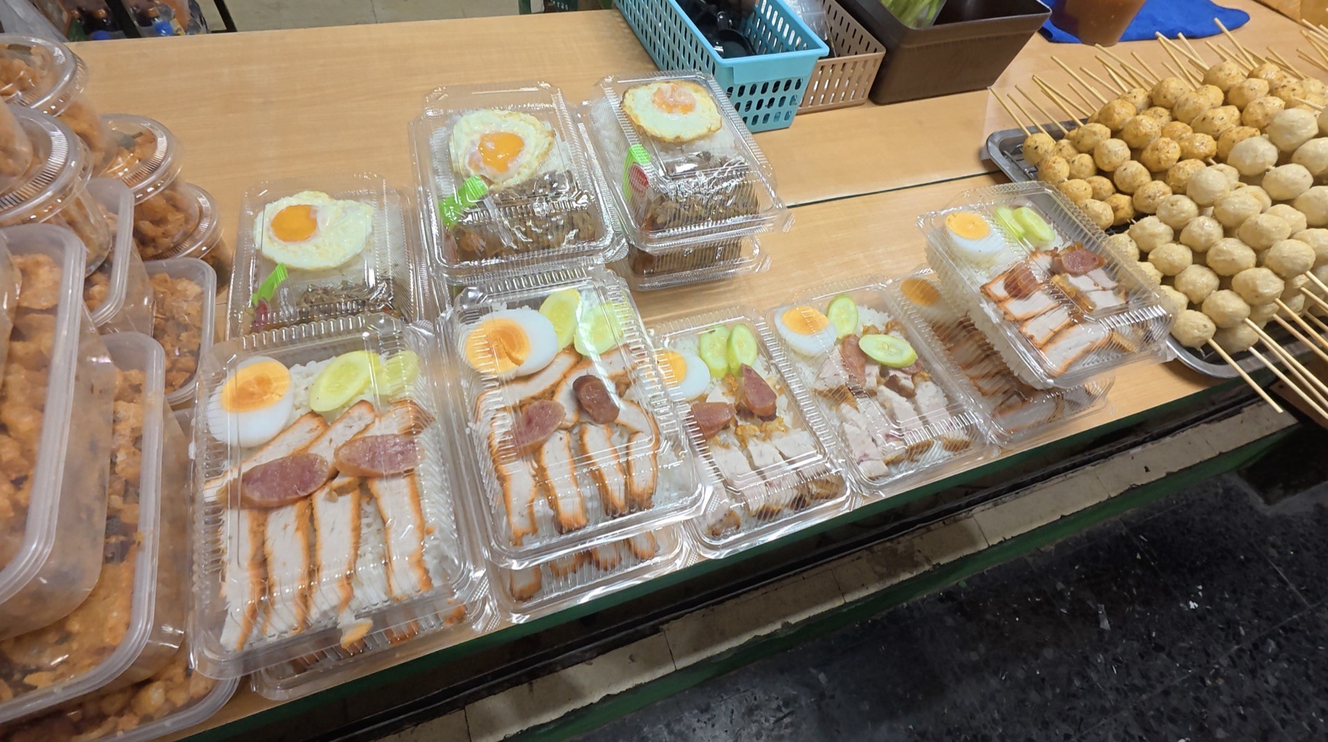 フアランポーン駅 朝食の弁当屋台