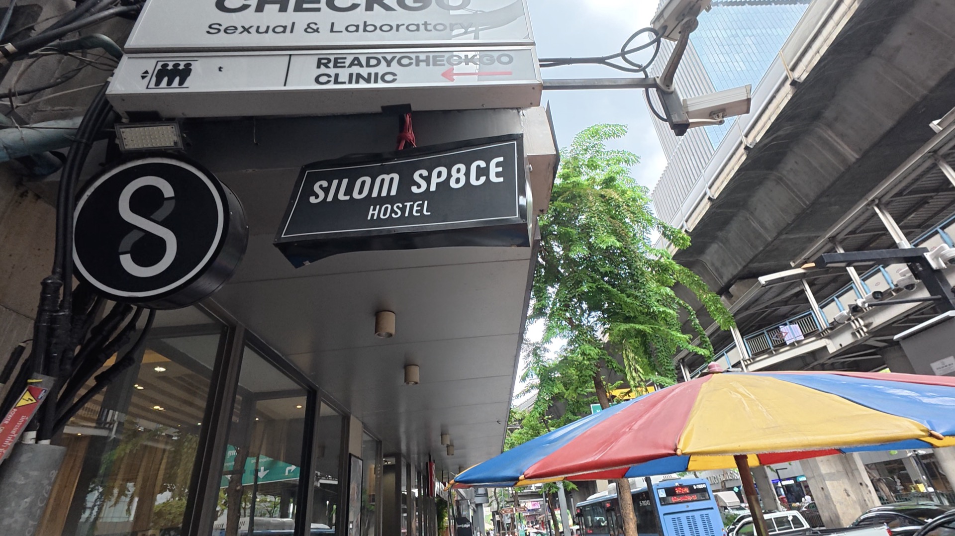 シーロム スペース ホステル 看板