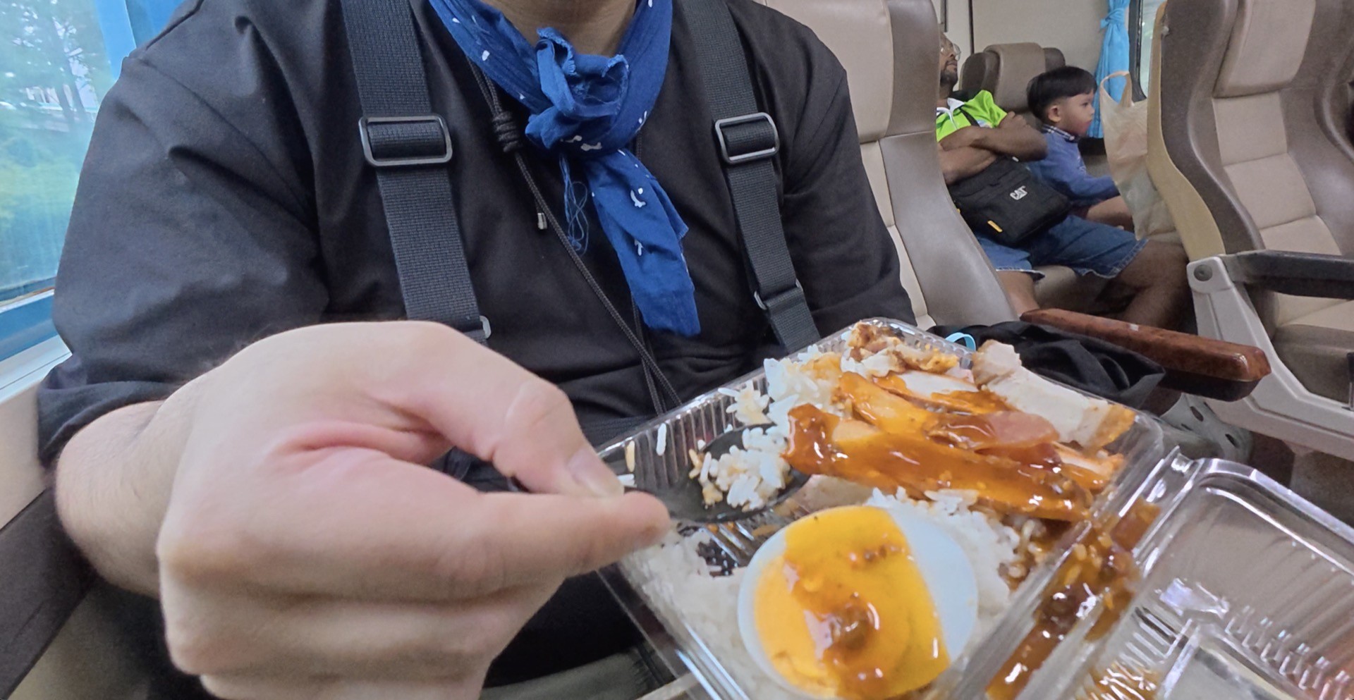 SRT Rapid 997 車内で弁当を食べる