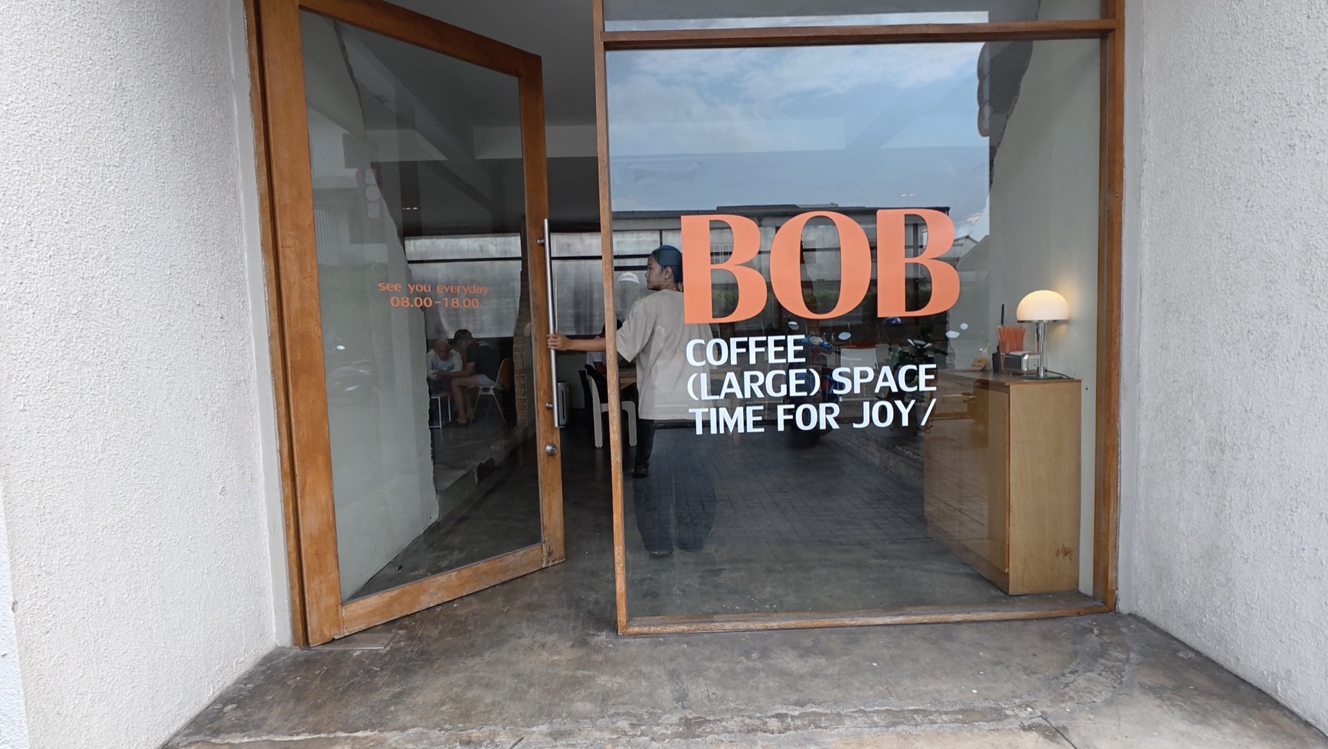 BOB Coffee 入口 COFFEE LARGE SPACE TIME FOR JOY