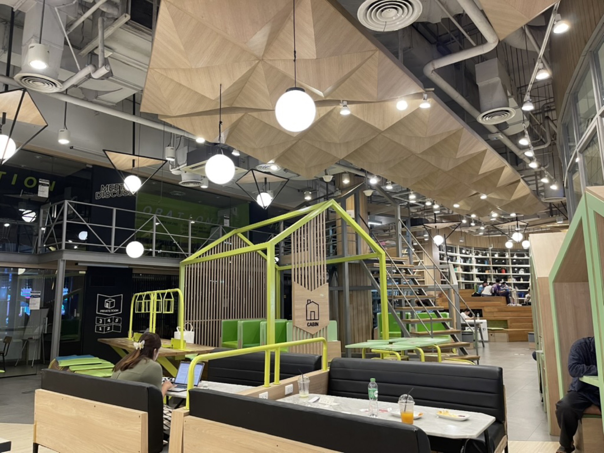 CAMP CABIN席 黄緑フレームの小屋型座席