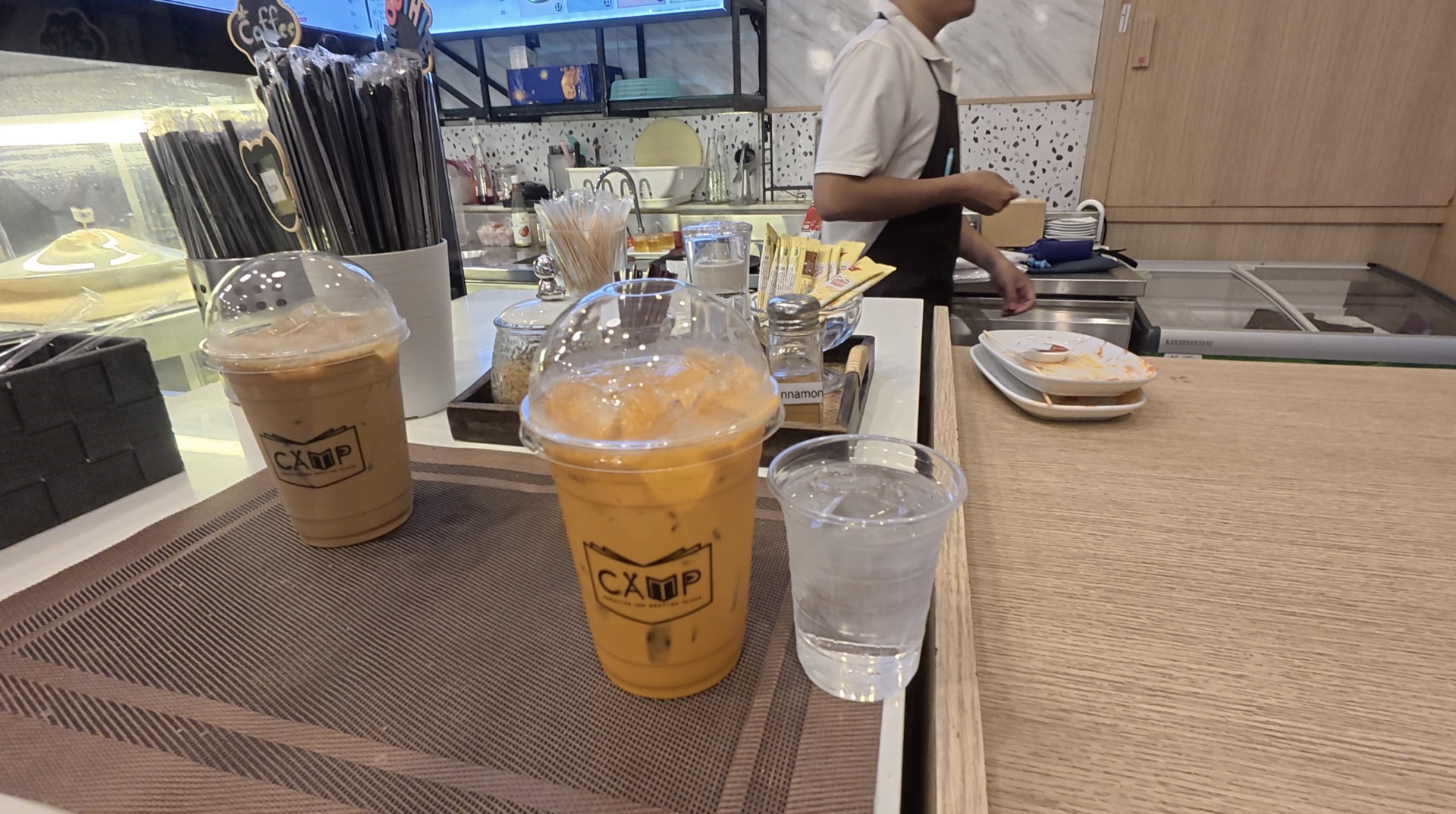 CAMPカウンター ドリンク受け取り