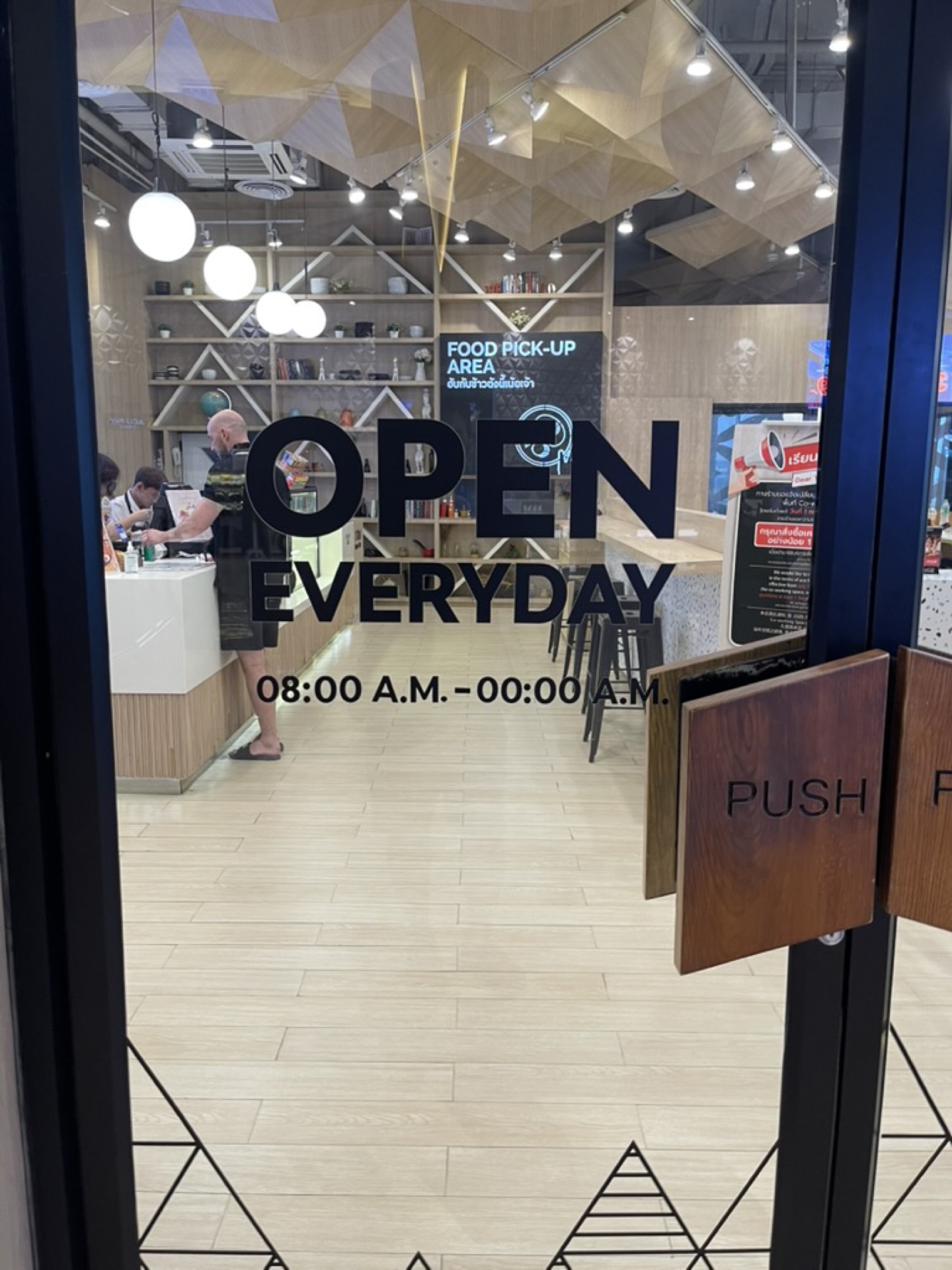 CAMP入口ドア ガラス越しの店内