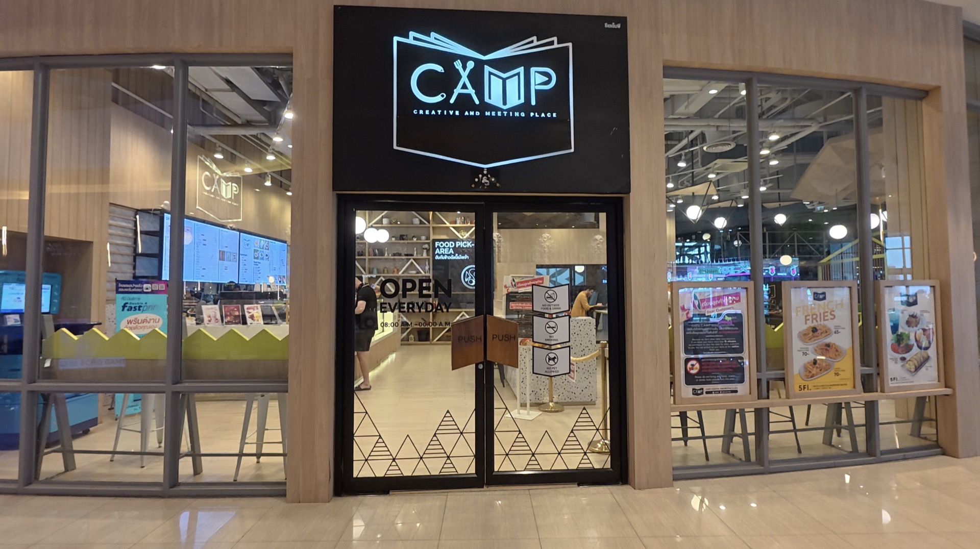 CAMP入口看板 OPEN EVERYDAY