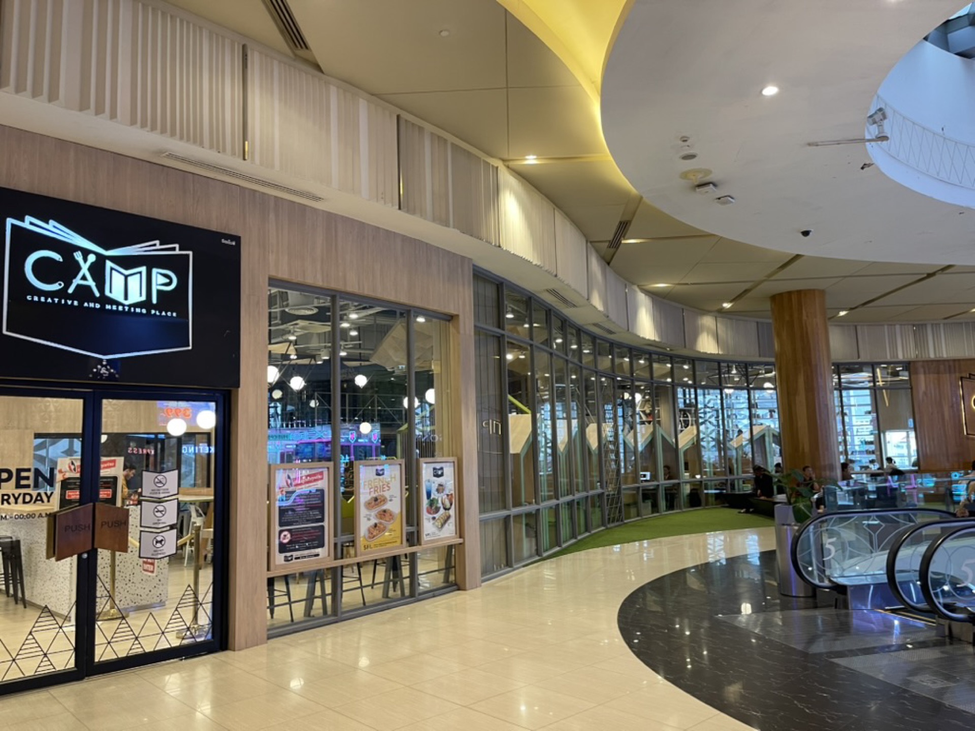 CAMP外観 Mayaモール5Fエスカレーター側