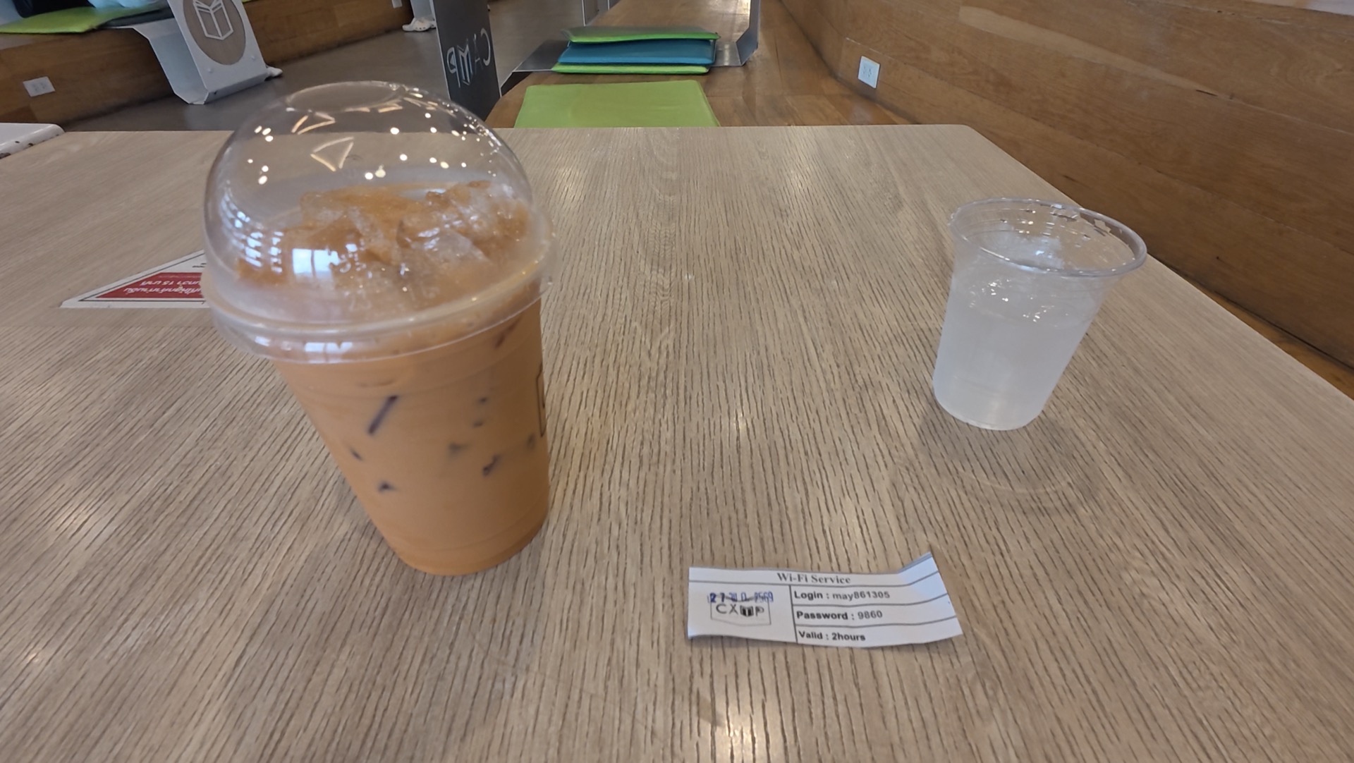 Iced Thai Tea LatteとWiFiパスワードの紙