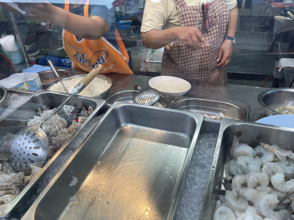 氷で冷やした新鮮な海老・貝が並ぶキッチン