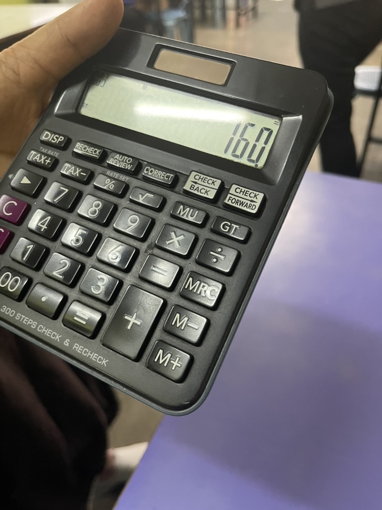 電卓に表示された160バーツ