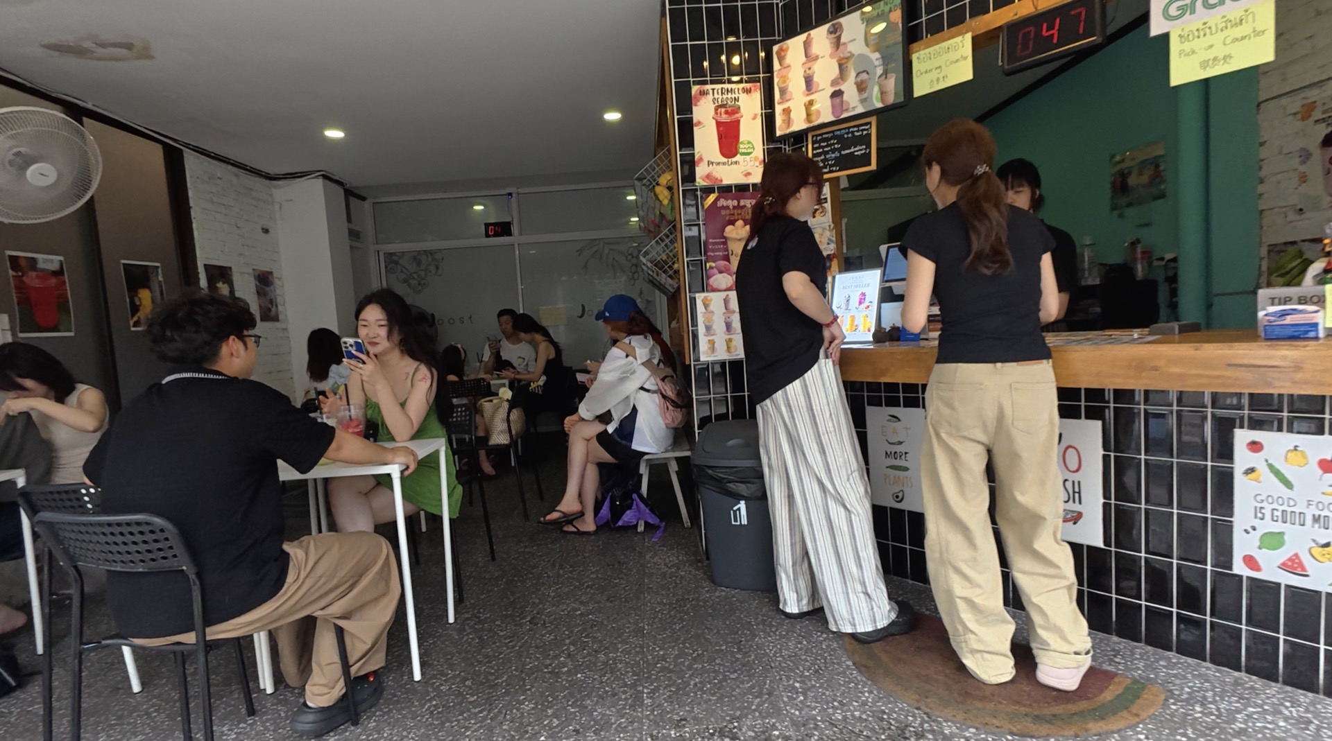 Joost Smoothies 店内 カウンター チェンマイ