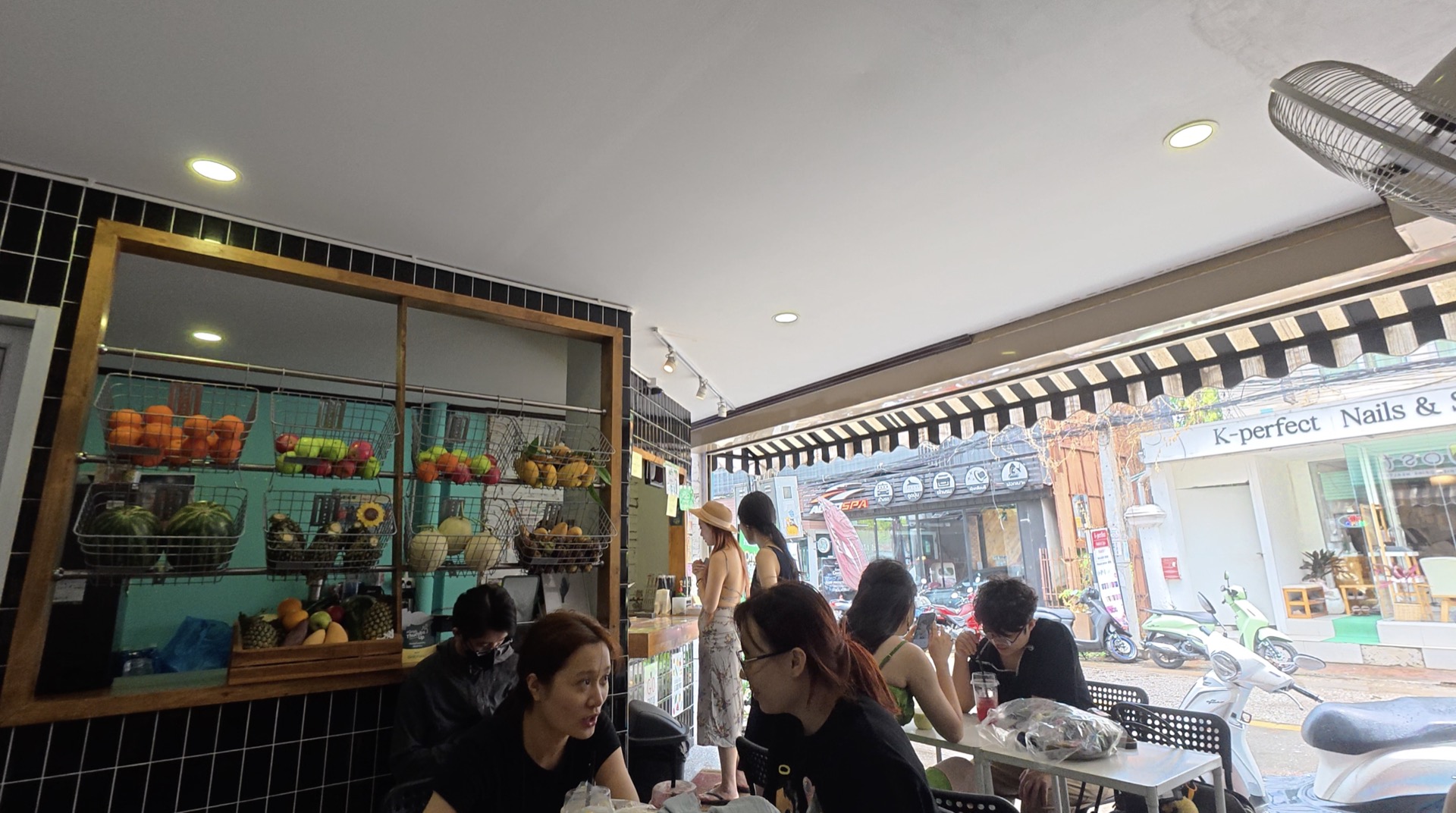 Joost Smoothies 店内 フルーツ棚 チェンマイ