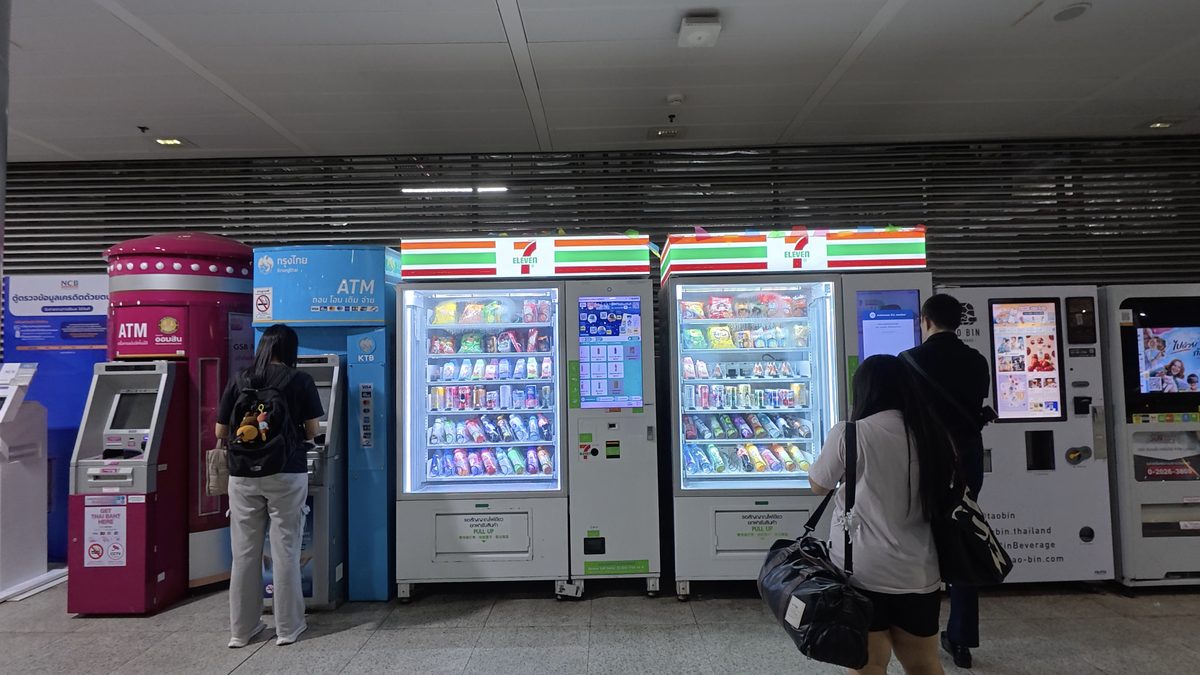 駅構内のセブンイレブン自販機とATM