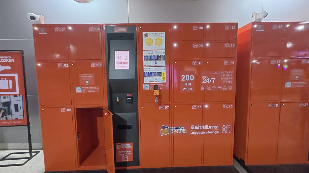 駅構内のオレンジ色コインロッカー