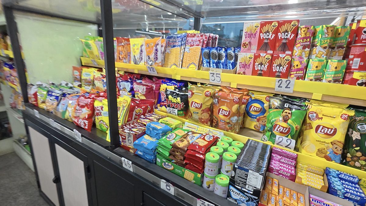 駅構内売店のお菓子棚