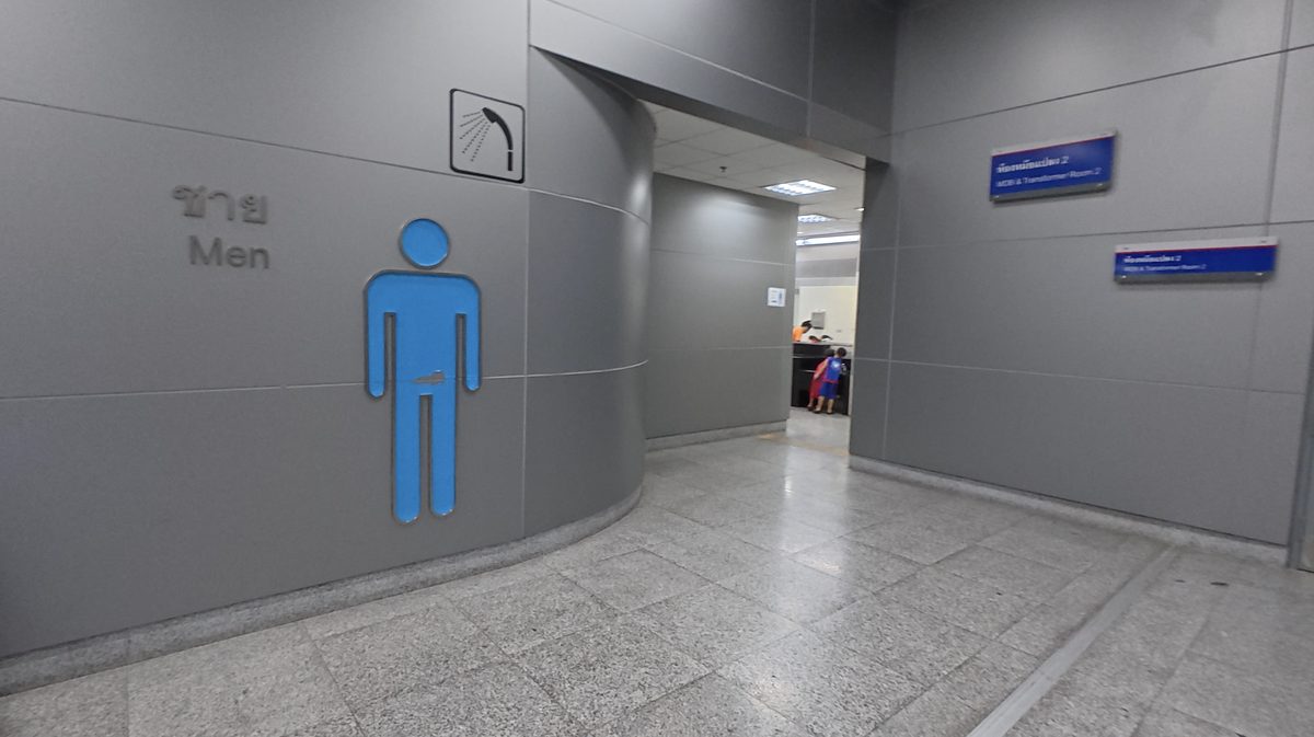 駅構内のトイレ入口