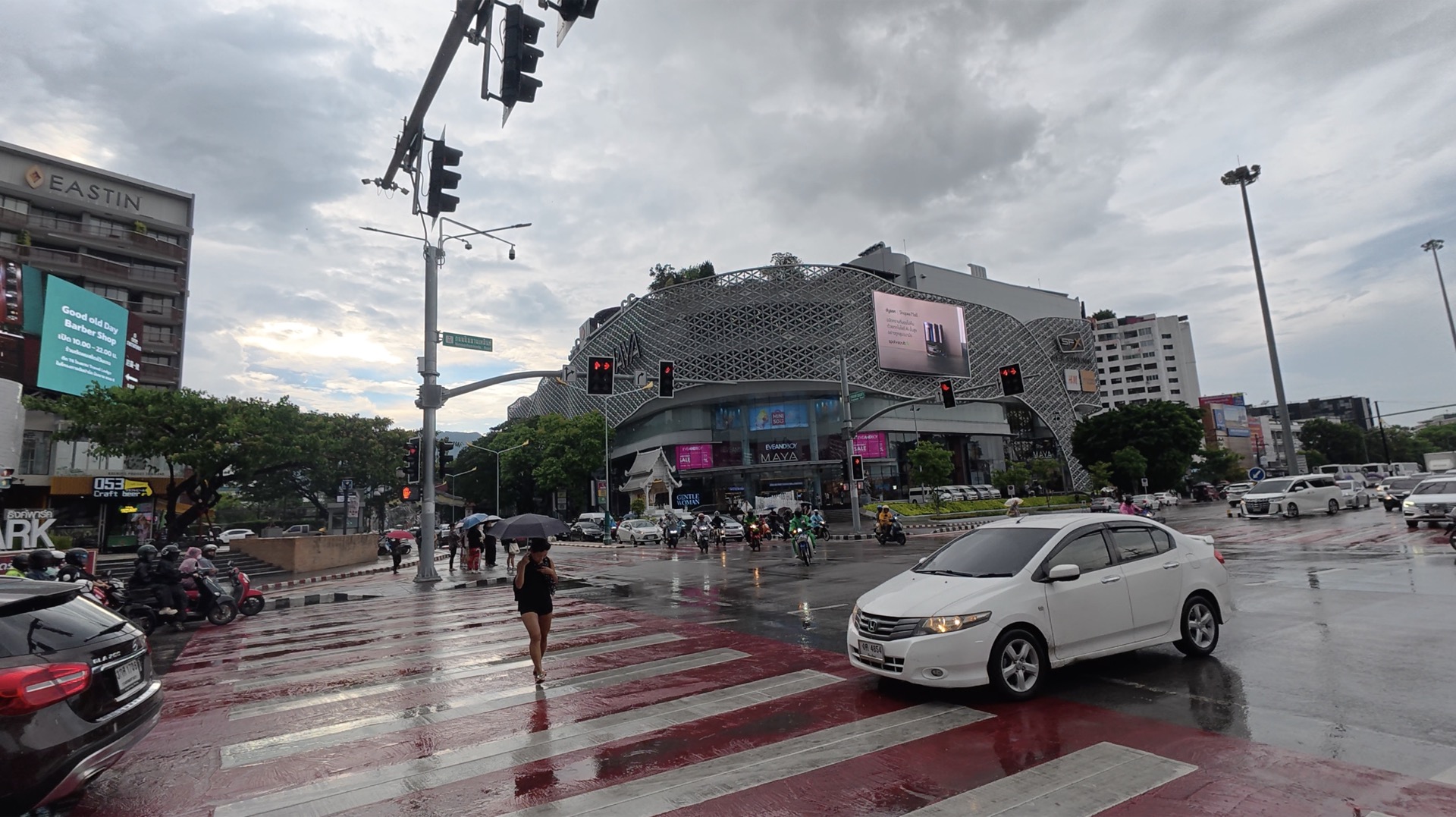 Maya Lifestyle Shopping Center外観 ニンマン交差点から
