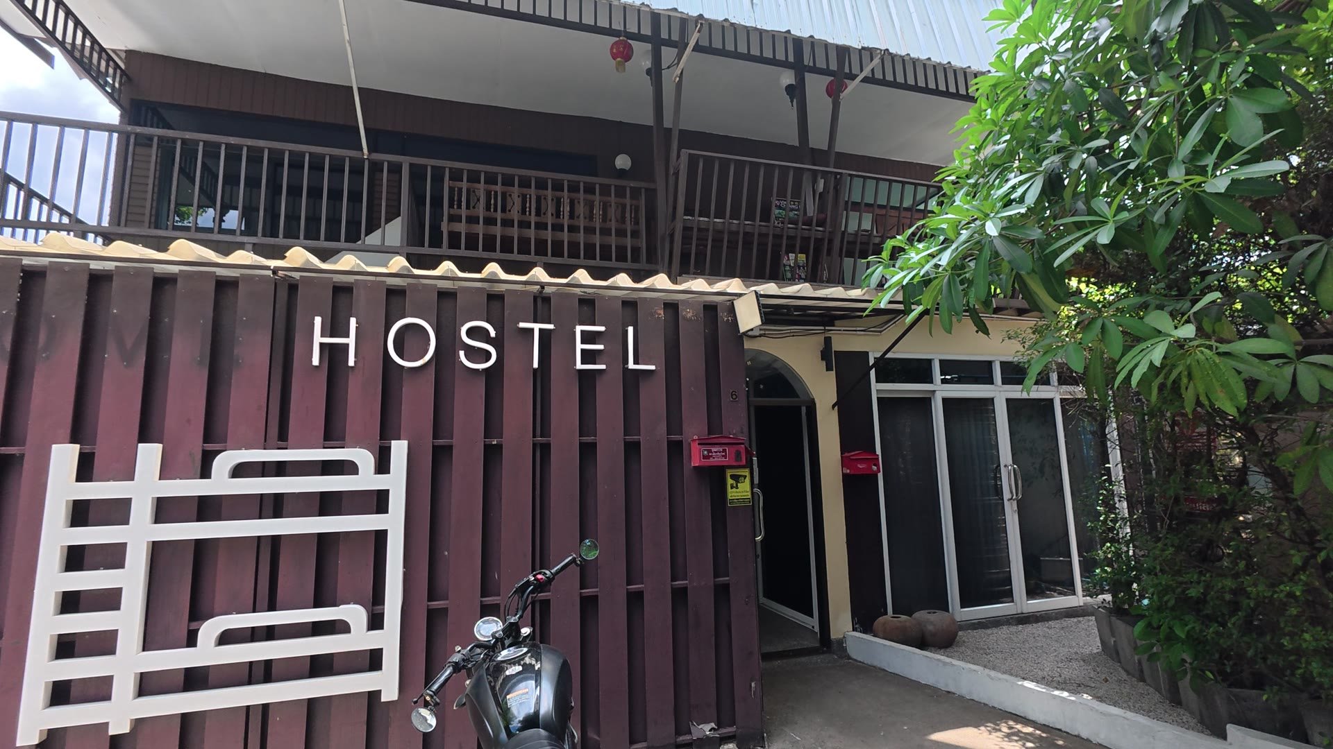 木造HOSTEL棟の入口外観