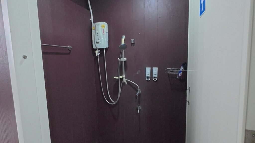 シャワー室内の電気温水シャワー