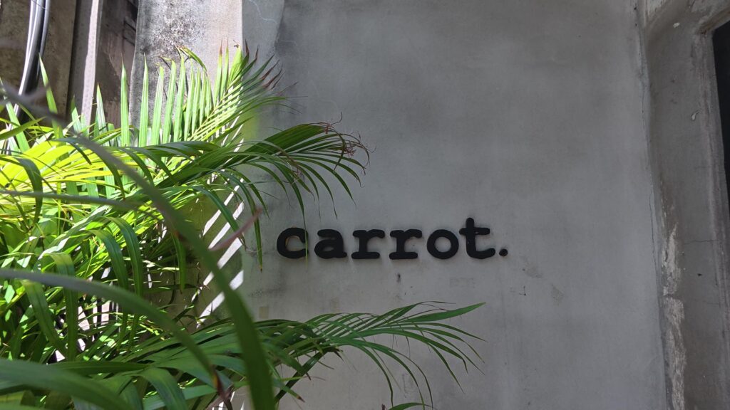 carrotのロゴプレート