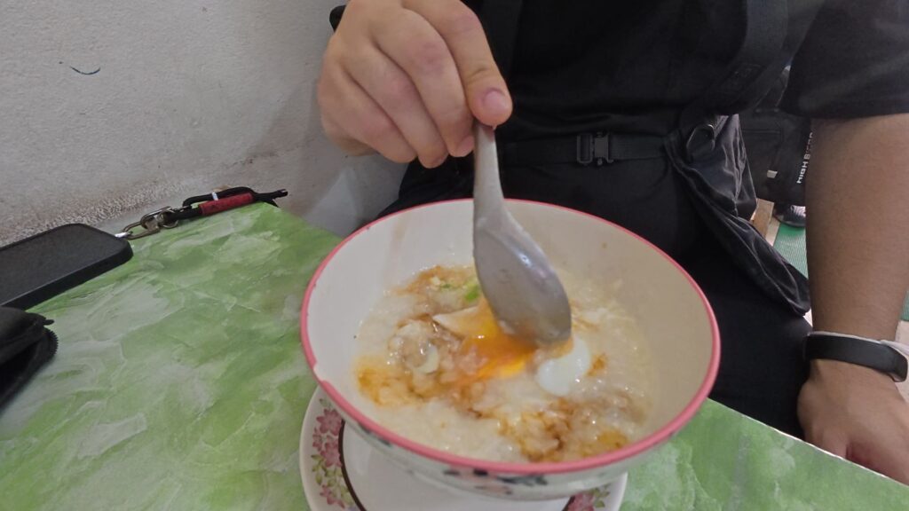 お粥をスプーンでかき混ぜる様子