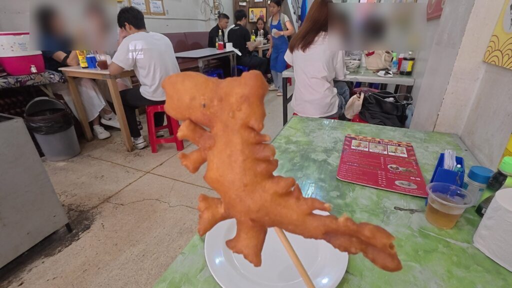 恐竜型パトンコーの正面ショット