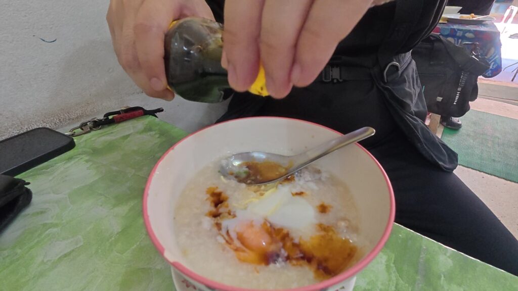 お粥にMaggiを注ぐ様子