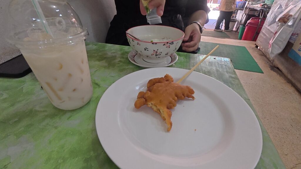テーブルに並んだお粥・豆乳・パトンコー