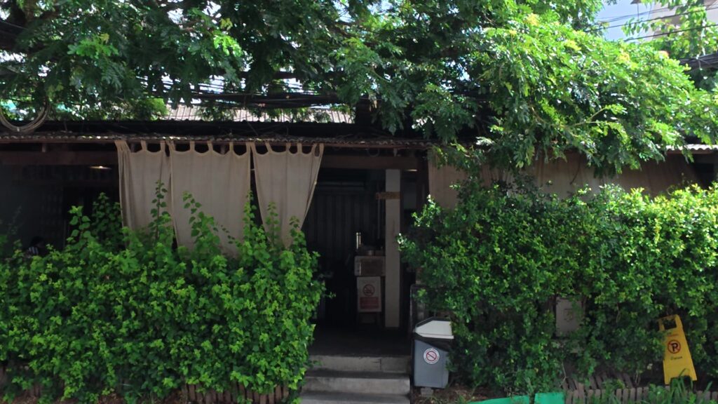 Gopuek Godumの店外観、緑に囲まれた入口