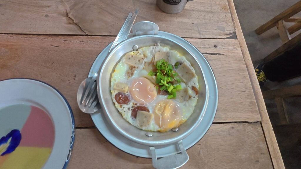 Pan Fried Egg、目玉焼きとソーセージ