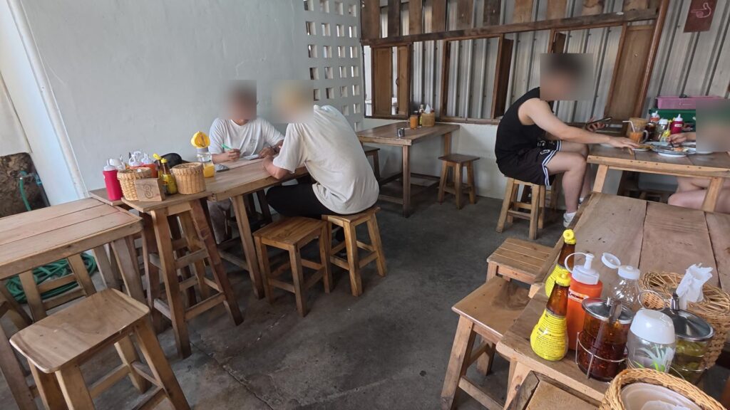 調味料が並ぶ客席テーブル