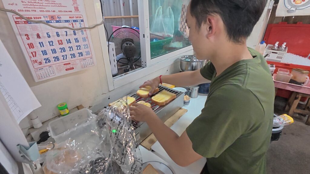 グリル式トースターで食パンを焼く様子