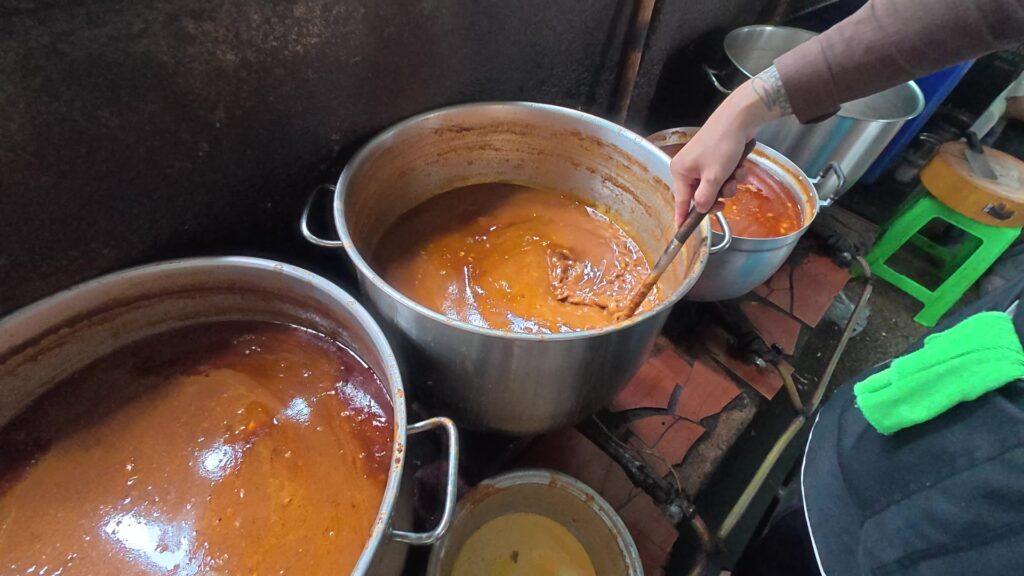 カレーペーストを煮込む大鍋