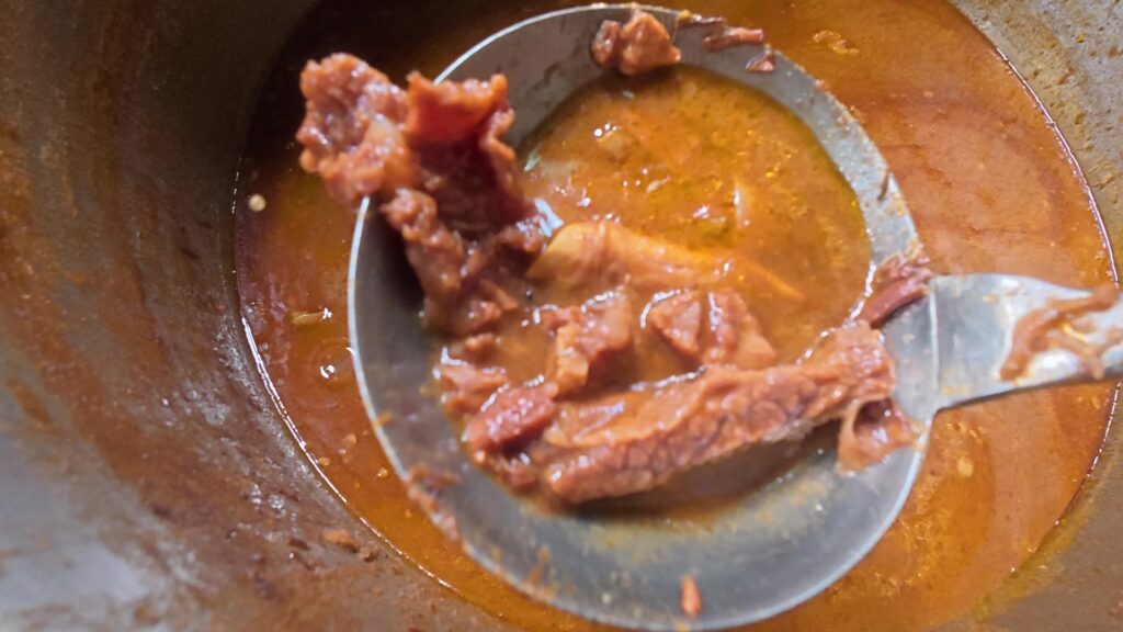 カレーペーストを味見するスプーン