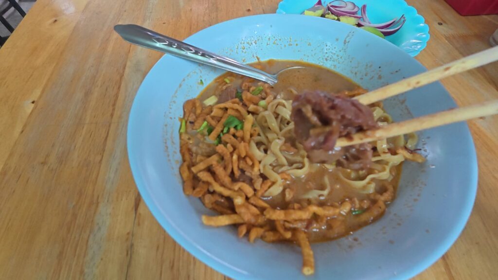 カオソーイを食べている様子