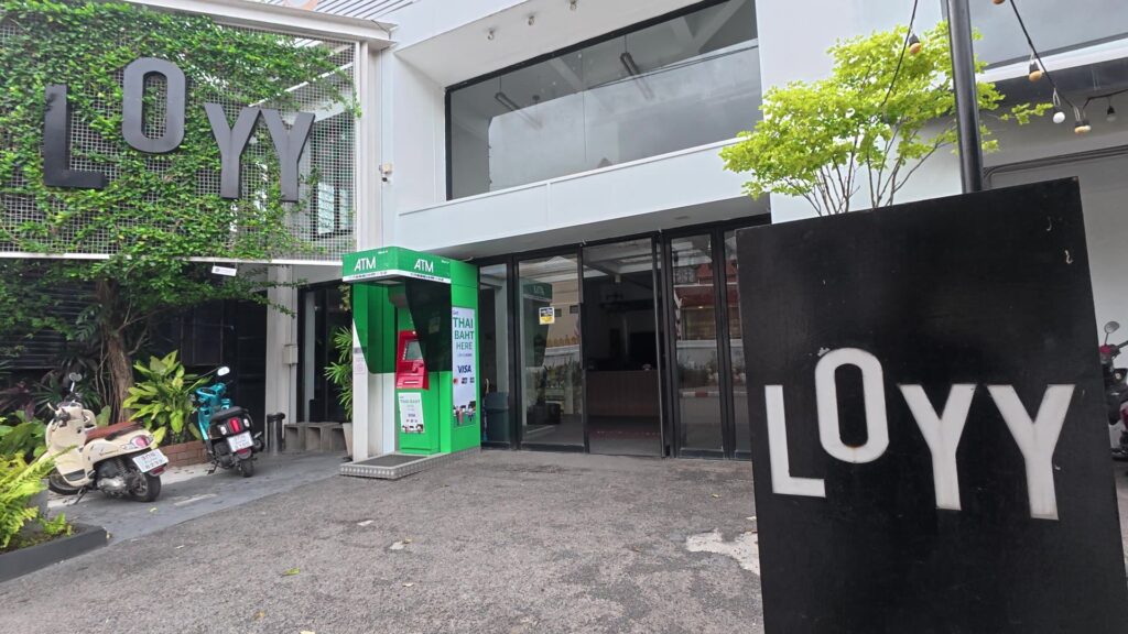 LOYY ホステル 入口とATM