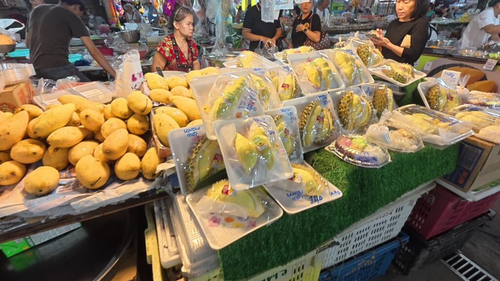 カットドリアンとマンゴーの売り場