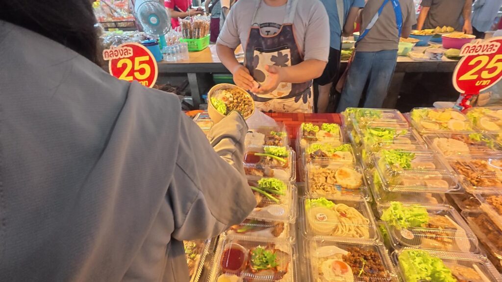 お弁当のおかずを詰める様子
