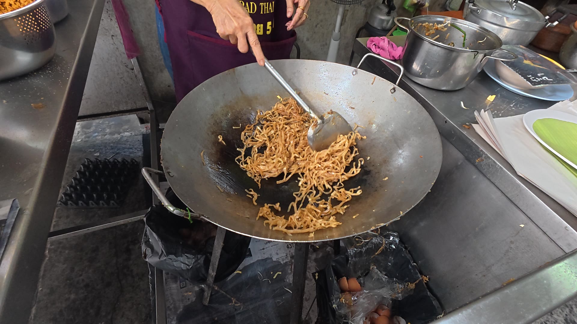 麺を鉄鍋で炒める