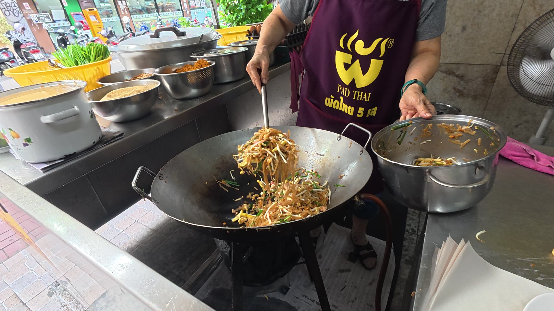 炒めた麺を鍋から取り出す