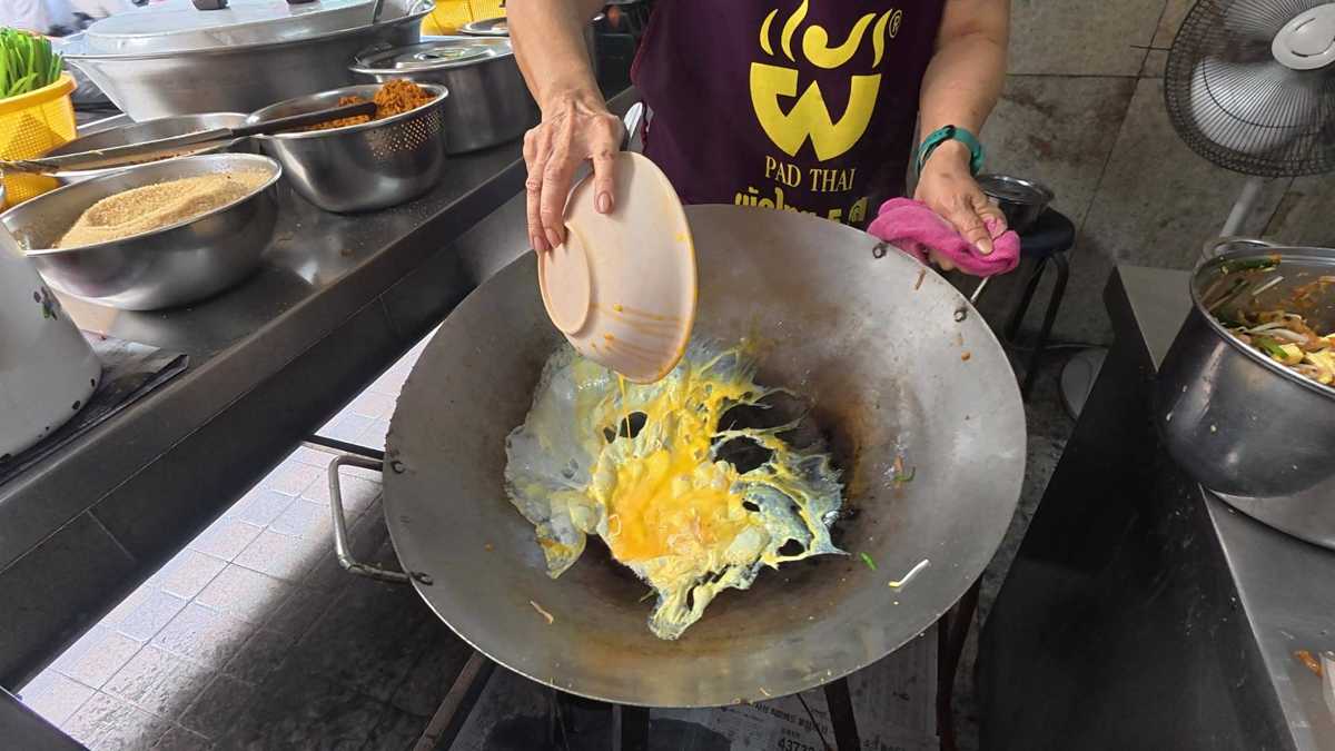 へらで卵液を広げる