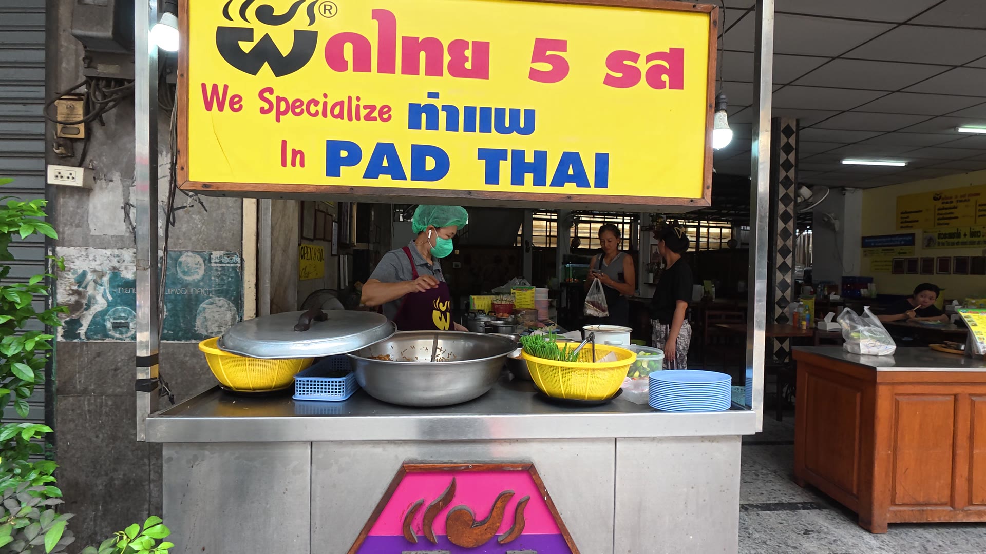 Pad Thai 5 Rod 店の看板と屋台