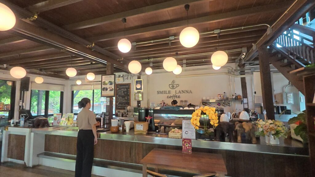 店内カウンターとスタッフ