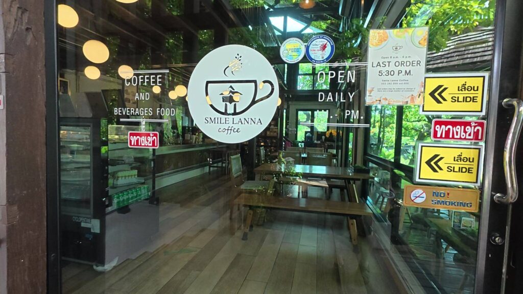 入口ドア越しに見える明るい店内