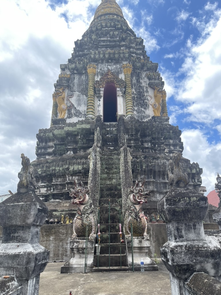 黒い仏塔 近景