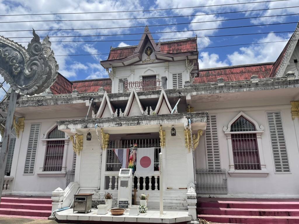 慰霊碑の建物に掲げられた日本国旗とタイ国旗