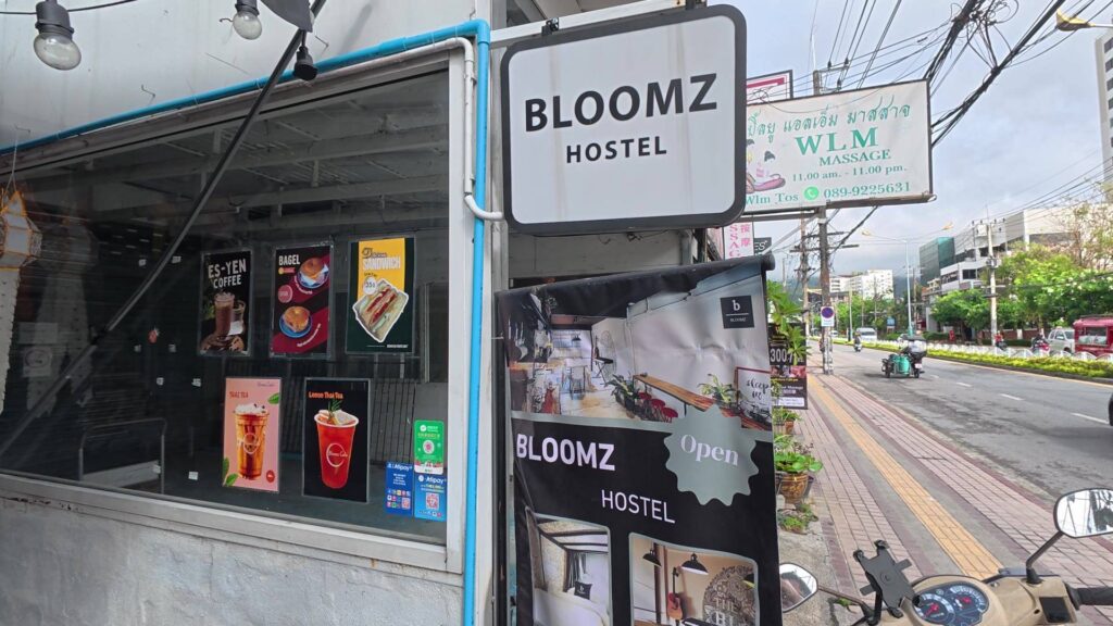 通り沿いのBLOOMZ HOSTEL看板
