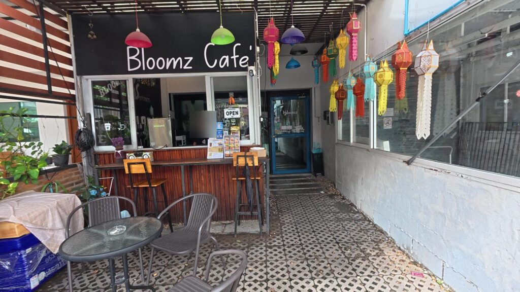 Bloomz Cafeの店頭とランナー提灯