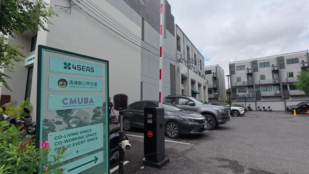 入口案内サイン、4SEASとCMUBAロゴ