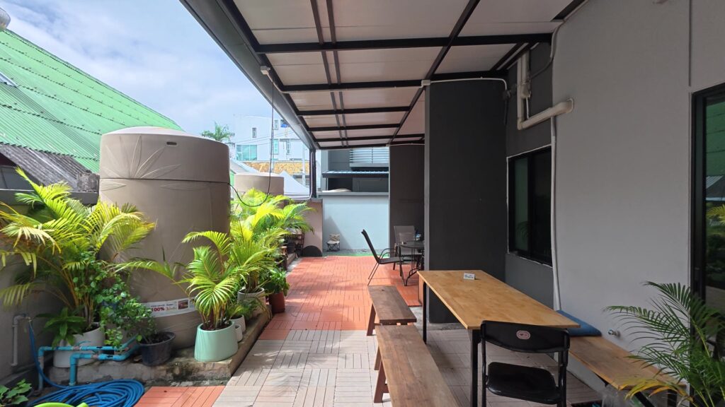 屋上テラス、給水タンクと観葉植物